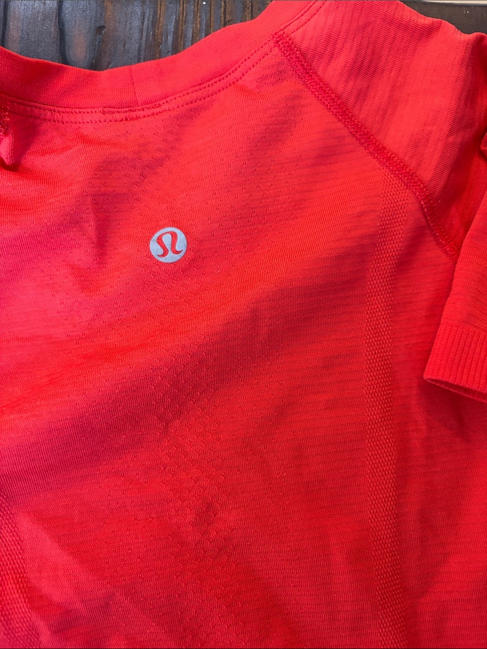 lululemon athletica woman’s Coral-Red Short Sleeve Active Tee - Picture 2 of 3